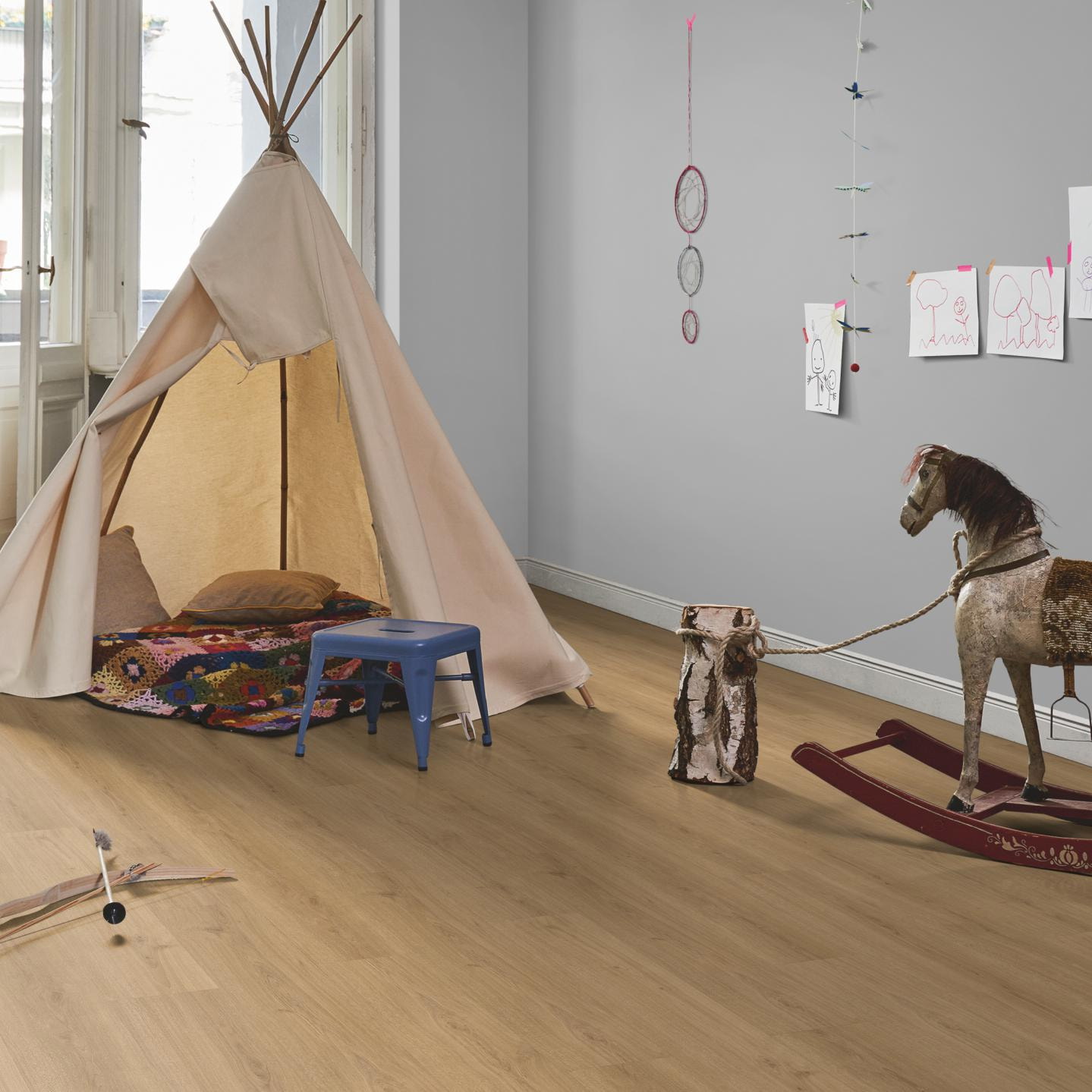 Milieubild Kinderzimmer in Stadtwohnung - Parador Klebe-Vinyl Classic 2025 Eiche Regent natur Milieubild Kinderzimmer in Stadtwohnung - Parador 1748866