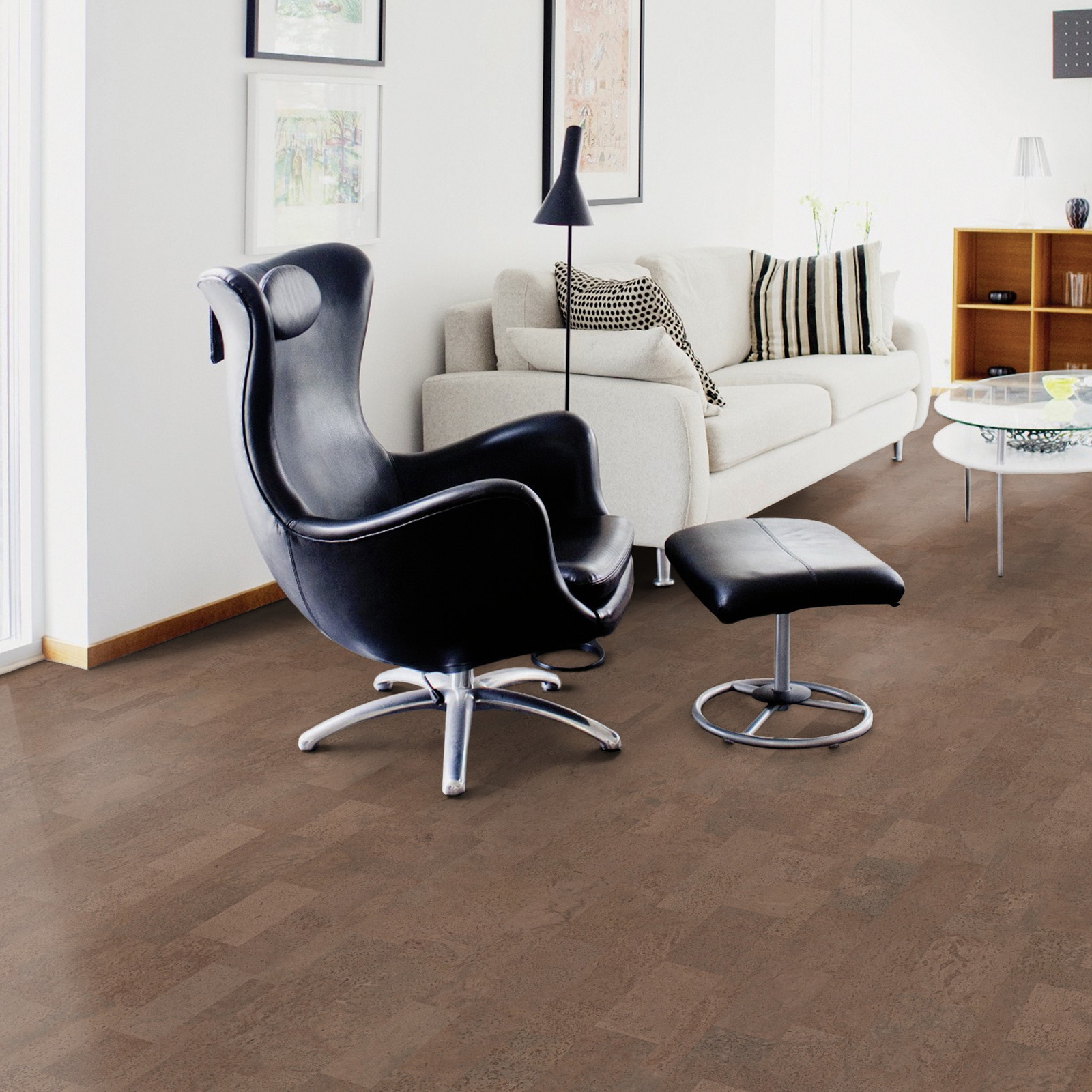 Milieubild Wohnzimmer mit Sessel und bodentiefem Fenster - Wicanders HDF Klick-Korkboden cork Essence Identity Tea Milieubild Wohnzimmer mit Sessel und bodentiefem Fenster - Wicanders 80001657