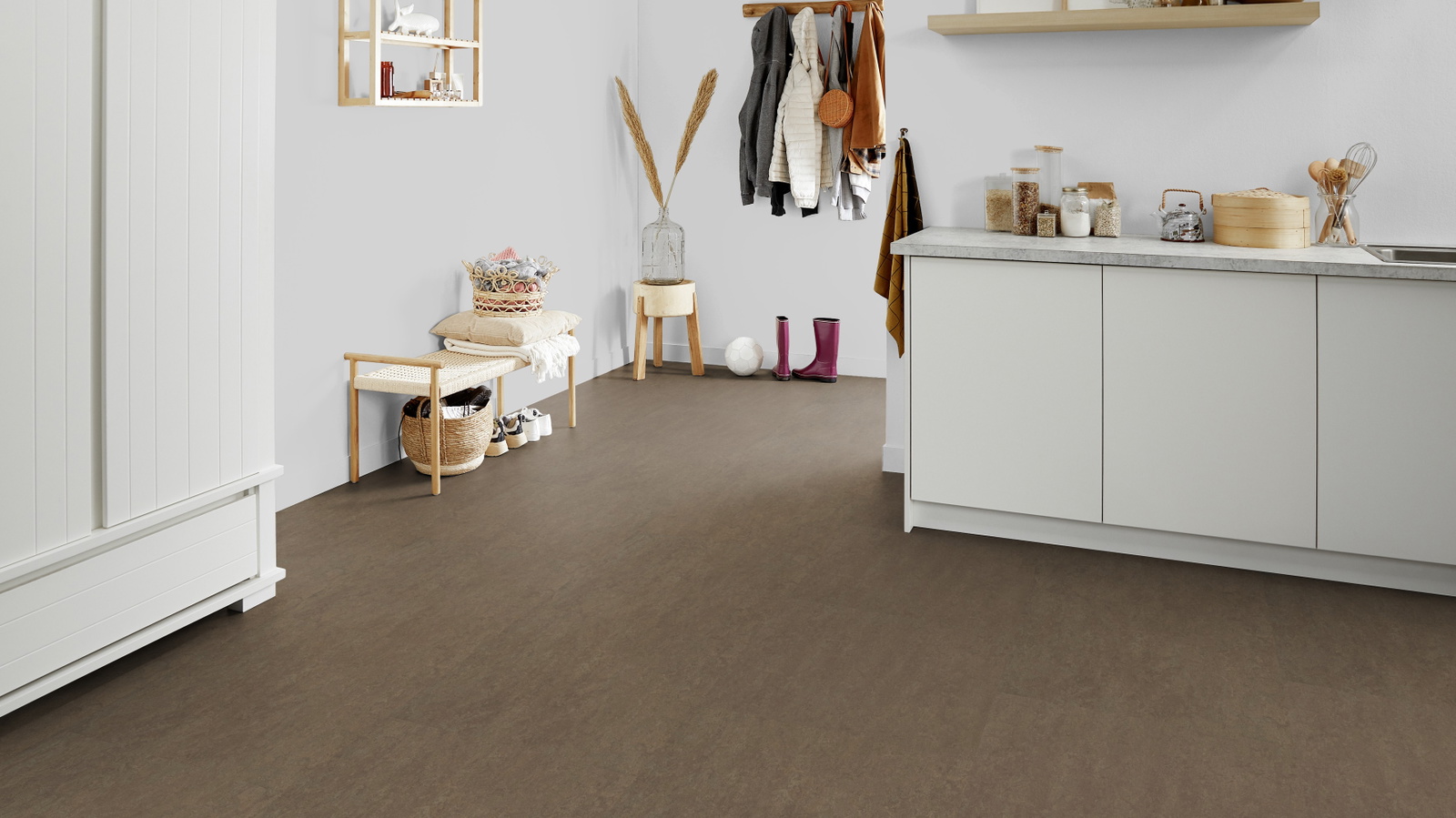 Milieubild Kompakte Küchenzeile im offenen Wohnbereich - Forbo Flooring Marmoleum Modular Neutral Clay Milieubild Kompakte Küchenzeile im offenen Wohnbereich - Forbo Flooring 255285