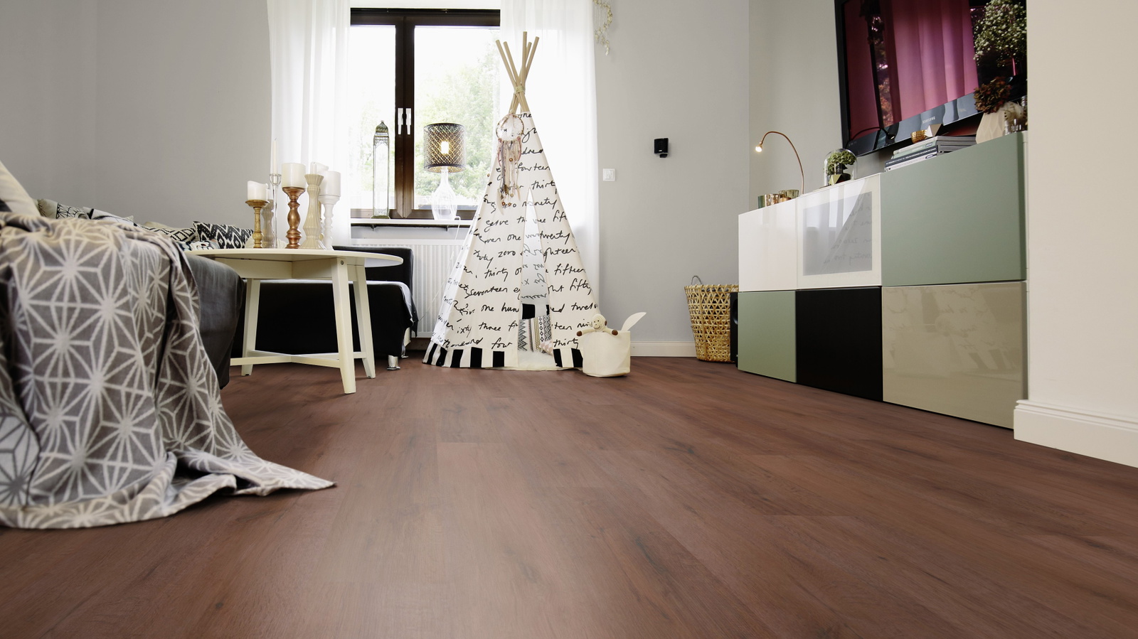 Milieubild Wohnzimmer mit Sideboard und Fernseher - wineo PLC316R