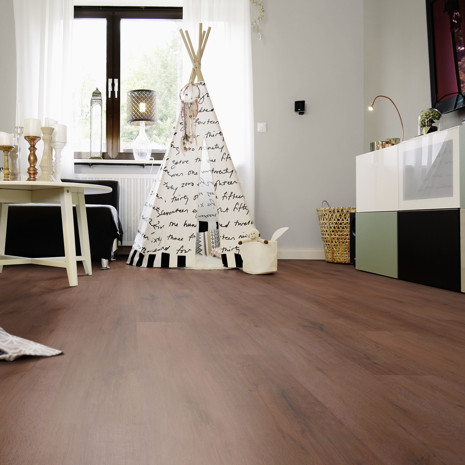 Milieubild Wohnzimmer mit Sideboard und Fernseher - wineo PLC316R