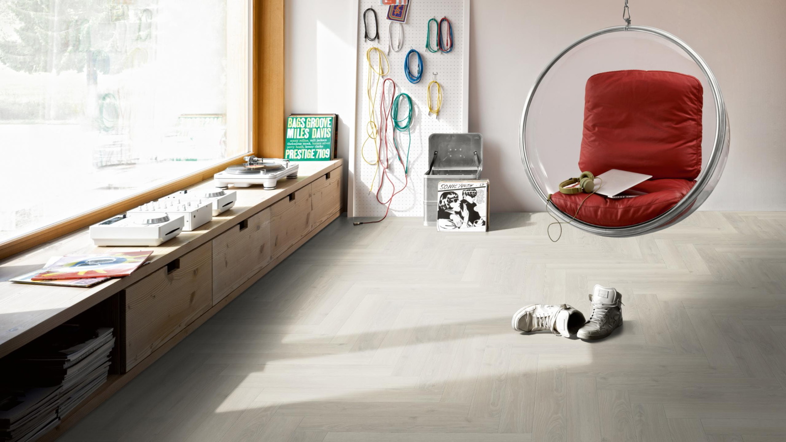 Milieubild Musikzimmer mit Plattenspieler - Parador Laminat Trendtime 3 Eiche Skyline weiß Milieubild Musikzimmer mit Plattenspieler - Parador 1747862