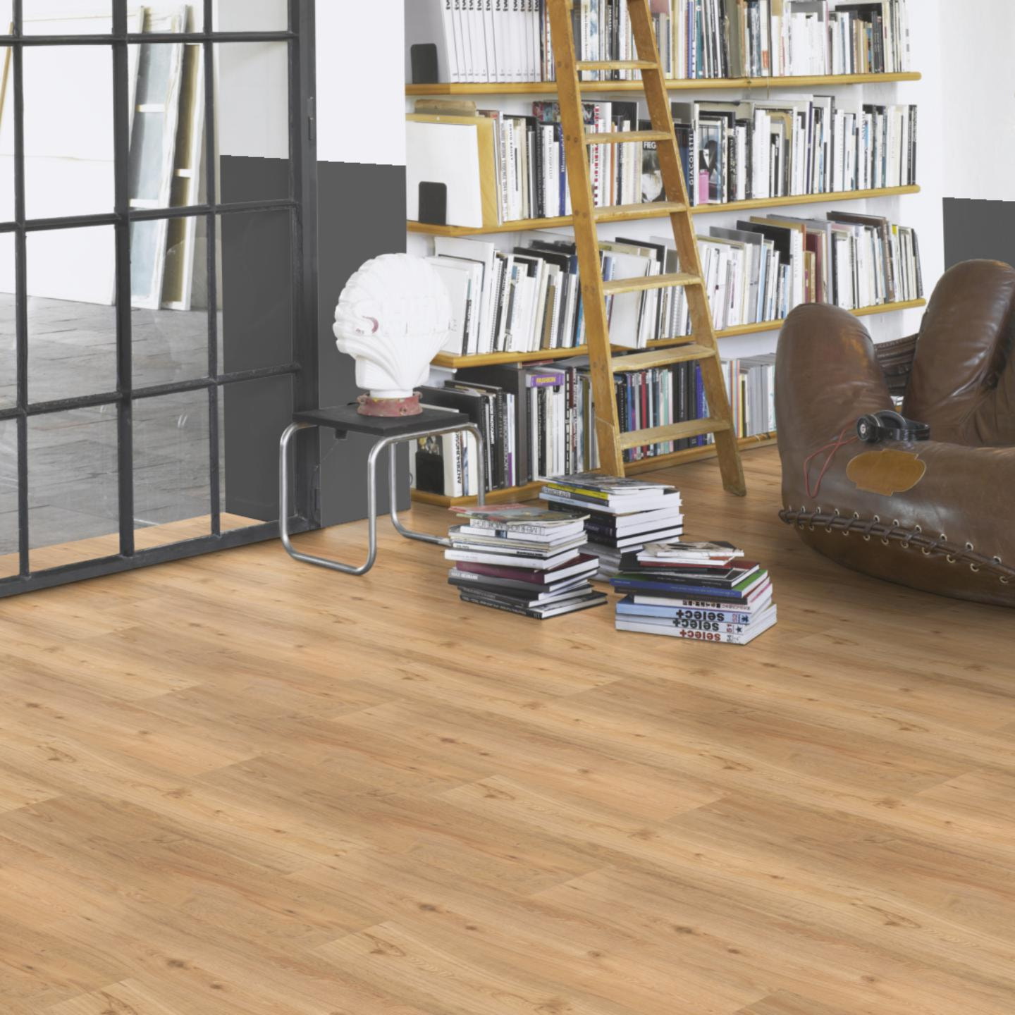 Milieubild Modernes Wohnzimmer mit Atelier - Parador Klebe-Vinyl Basic 2.0 Eiche natur Milieubild Modernes Wohnzimmer mit Atelier - Parador 1730779