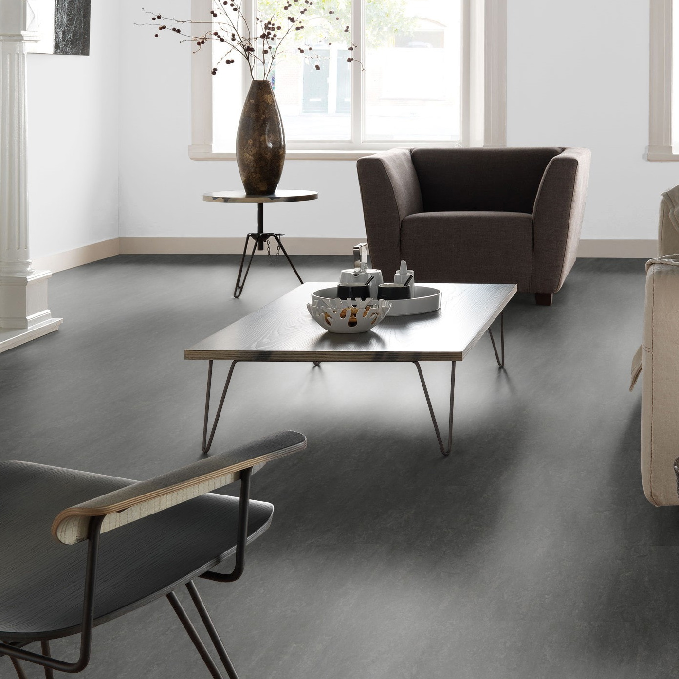 Milieubild Altbau-Wohnzimmer mit Kamin - Forbo Flooring Marmoleum Modular Neutral Volcanic Ash Milieubild Altbau-Wohnzimmer mit Kamin - Forbo Flooring 255342