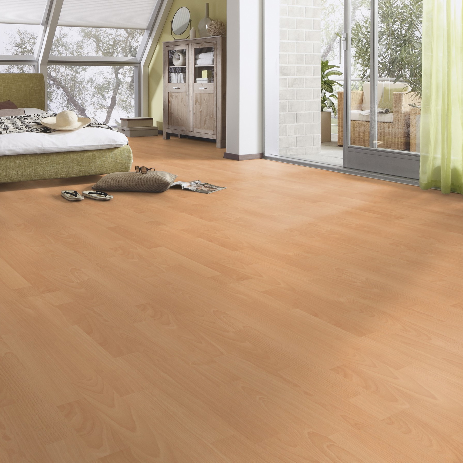 Milieubild Schlafzimmer im modernen Dachgeschoss - MEISTER Laminat LC 55 Buche Milieubild Schlafzimmer im modernen Dachgeschoss - MEISTER 600012-1288198-06201