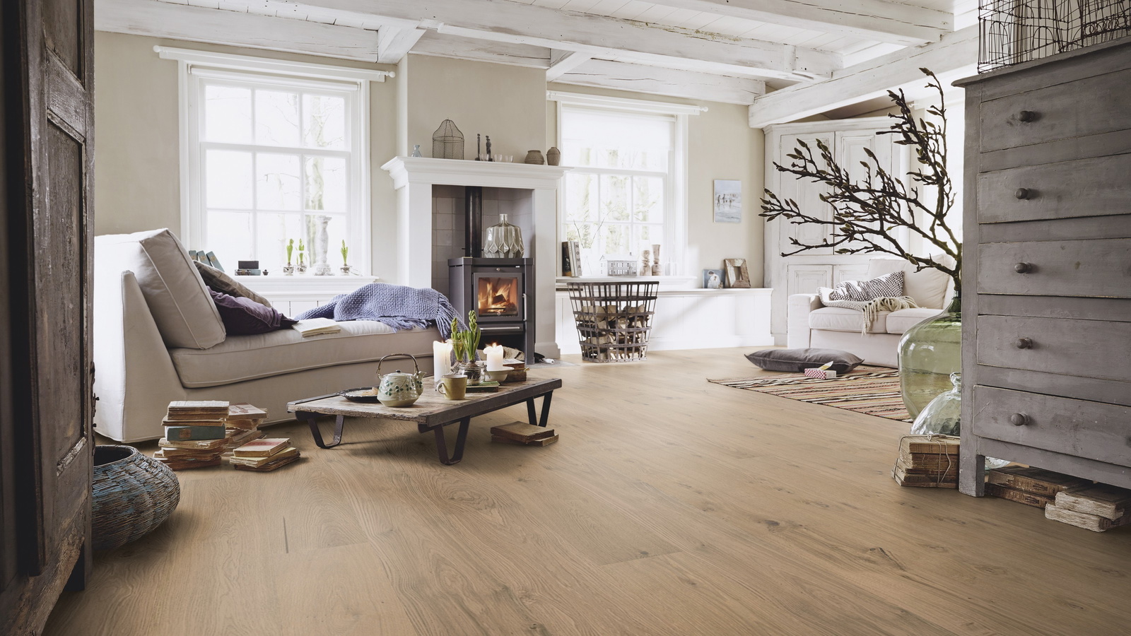 Milieubild Wohnzimmer im Landhaus-Stil - MEISTER Furnierboden HD 100 Natureflex Eiche auth greige pure Milieubild Wohnzimmer im Landhaus-Stil - MEISTER 500139-2200210-20018
