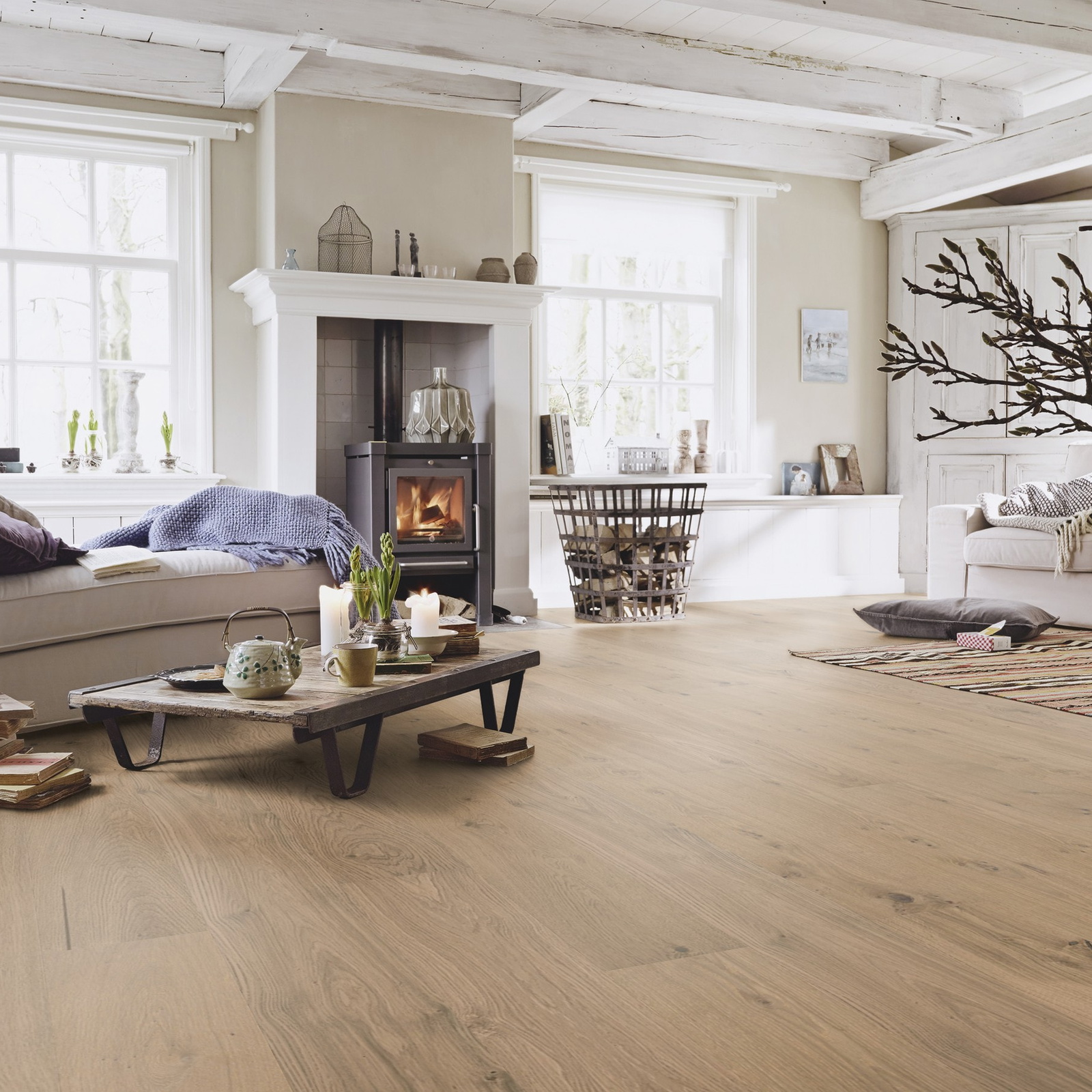 Milieubild Wohnzimmer im Landhaus-Stil - MEISTER Furnierboden HD 100 Natureflex Eiche auth greige pure Milieubild Wohnzimmer im Landhaus-Stil - MEISTER 500139-2200210-20018