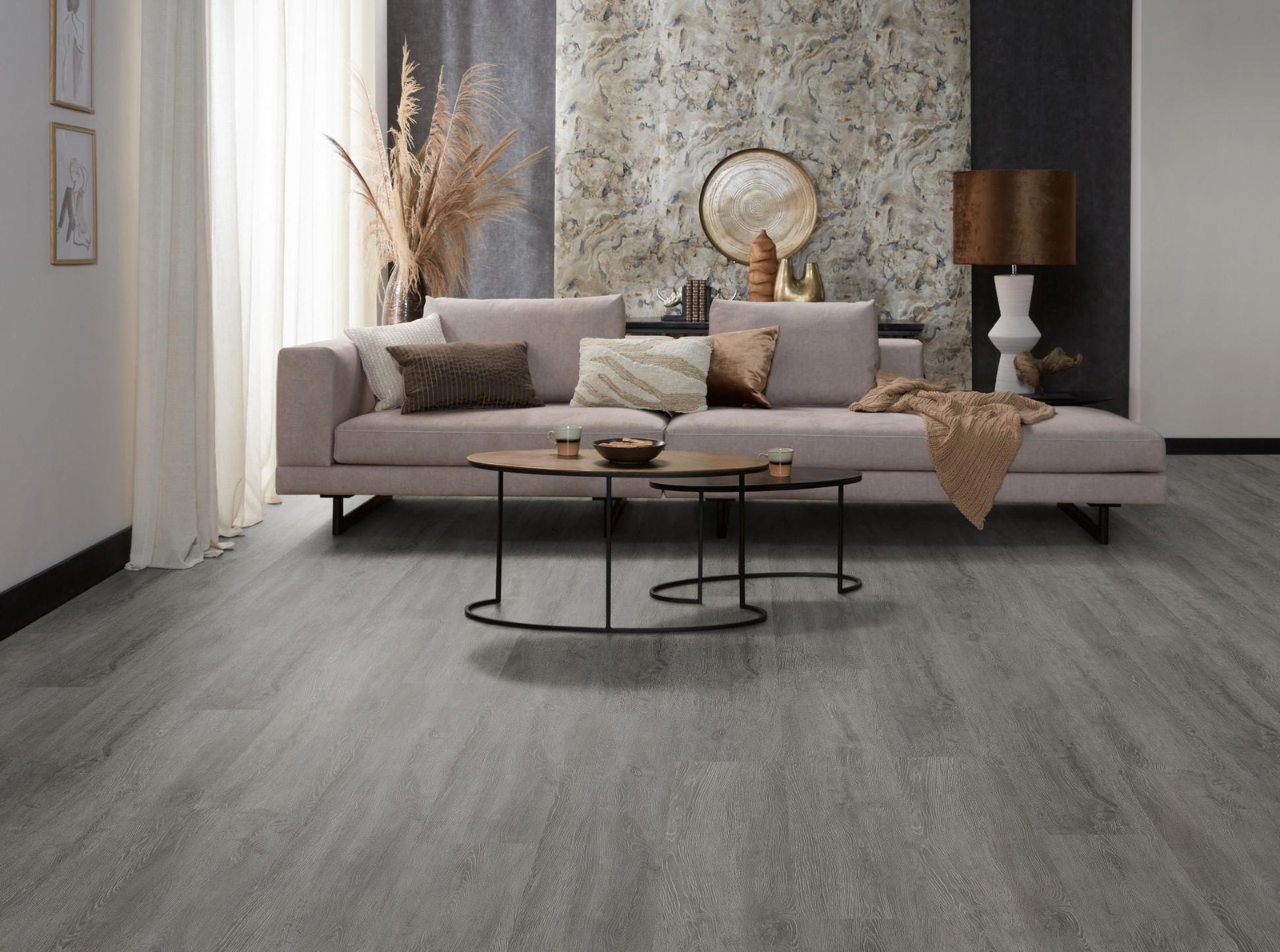 Milieubild Modernes, freundliches Wohnzimmer mit Sofa und Wandtapete - nexflor NXF-20030-005
