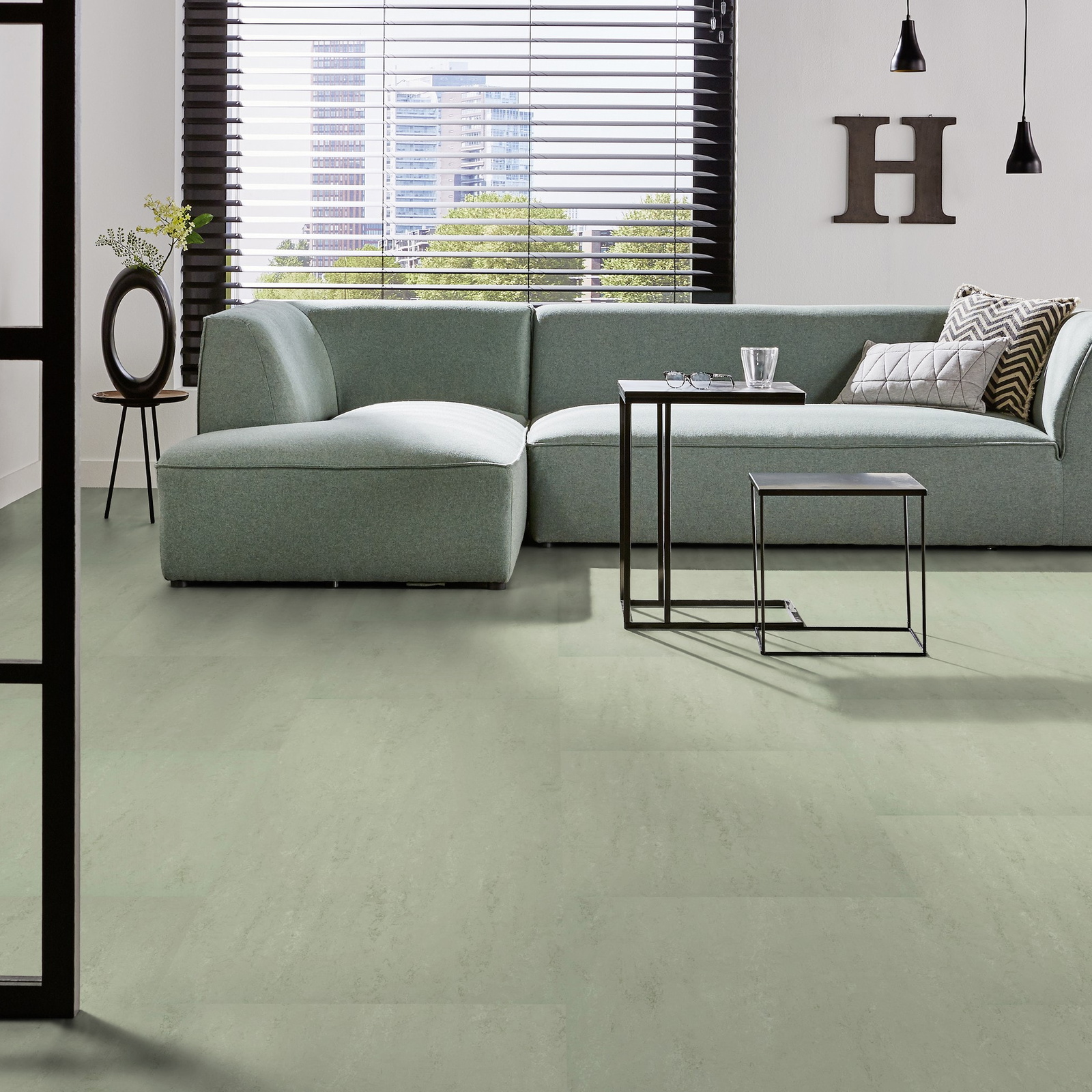 Milieubild Modernes Wohnzimmer mit mintgrünem Sofa - Forbo Flooring Marmoleum Modular Accent Fresh Thyme Milieubild Modernes Wohnzimmer mit mintgrünem Sofa - Forbo Flooring 255324