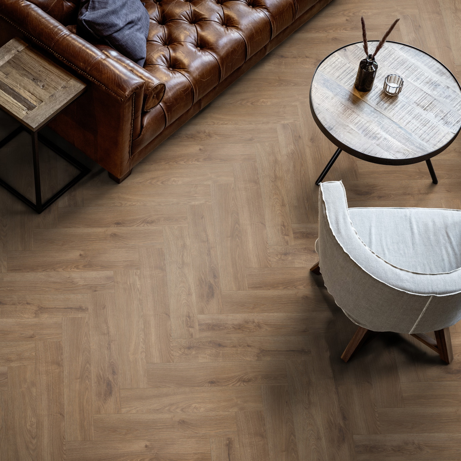 Milieubild Wohnzimmer mit Ledersofa - Blick von oben - ter Hürne Laminat Herringbone Edition Eiche Lodge Milieubild Wohnzimmer mit Ledersofa - Blick von oben - ter Hürne 1101021849