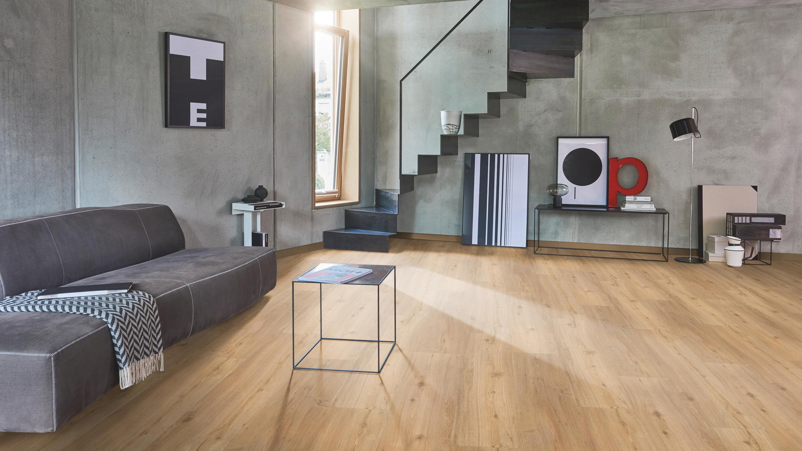 Milieubild Wohnzimmer im modernen Loft-Stil - Parador Klebe-Vinyl Classic 2025 Eiche natur Milieubild Wohnzimmer im modernen Loft-Stil - Parador 1748872