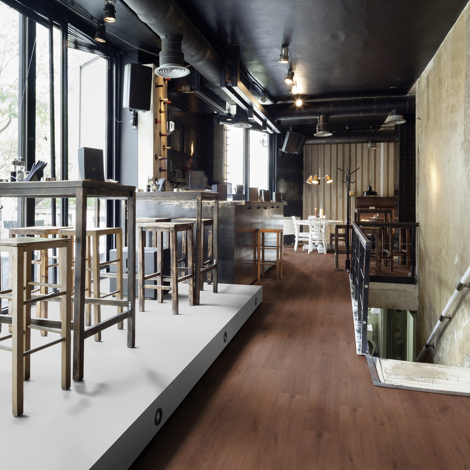 Milieubild Restaurant - Bar mit Tischen und Hockern - wineo PLC316R