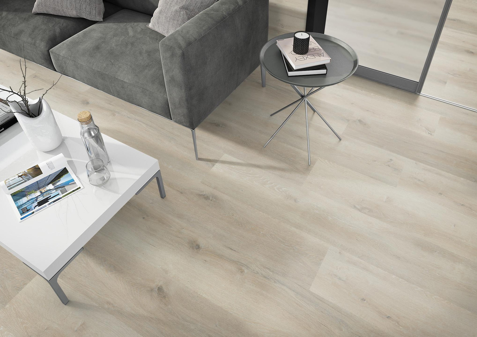 Milieubild Wohnzimmer - Sofa mit Beistelltisch und Glastür - nexflor NXF-20030-001