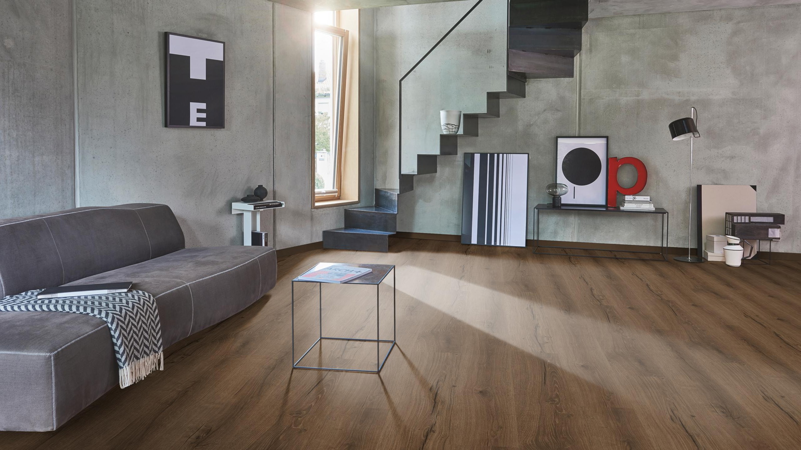 Milieubild Wohnzimmer im modernen Loft-Stil - Parador Klebe-Vinyl Basic 2.0 Eiche Cambridge geräuchert Milieubild Wohnzimmer im modernen Loft-Stil - Parador 1748821