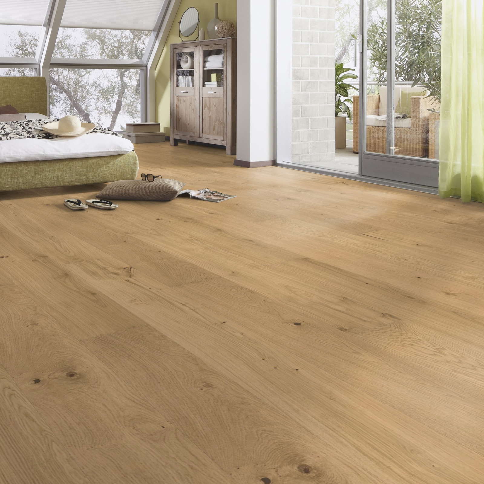 Milieubild Schlafzimmer im modernen Dachgeschoss - MEISTER Furnierboden HD 100 Natureflex Eiche lebhaft creme Milieubild Schlafzimmer im modernen Dachgeschoss - MEISTER 500139-2200210-20015