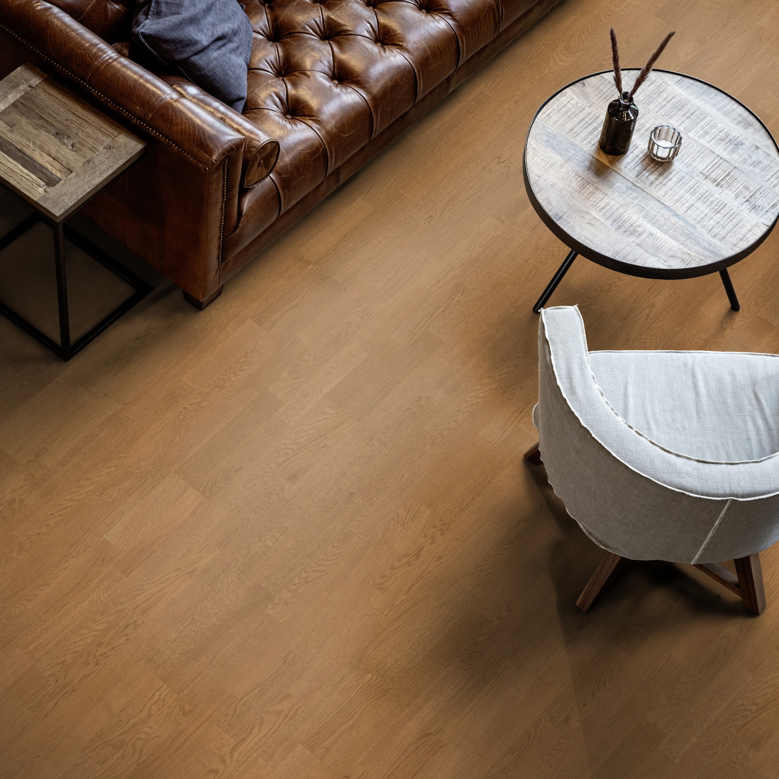 Milieubild Wohnzimmer mit Ledersofa - Blick von oben - ter Hürne Parkett Tailored Collection Eiche Rioja Milieubild Wohnzimmer mit Ledersofa - Blick von oben - ter Hürne 1101312492