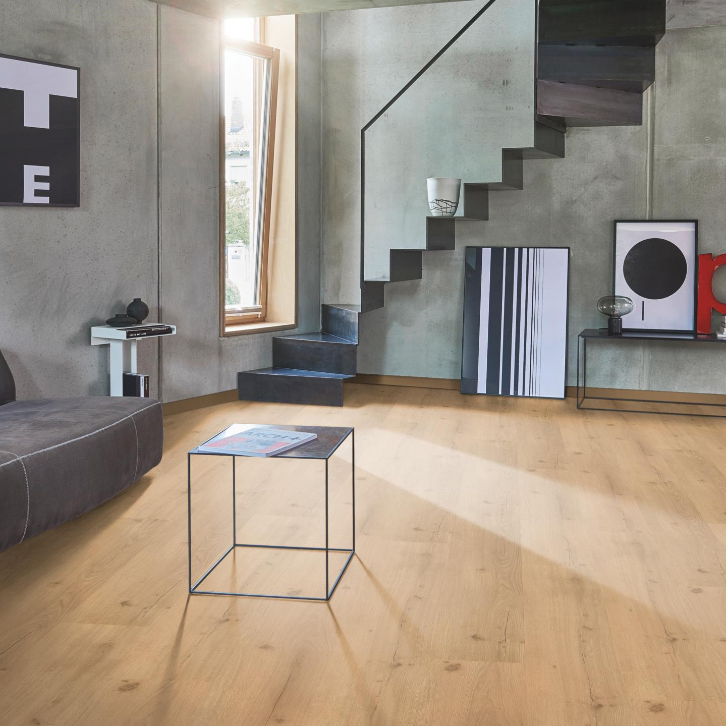 Milieubild Wohnzimmer im modernen Loft-Stil - Parador Klebe-Vinyl Basic 2.0 Eiche Infinity natur Milieubild Wohnzimmer im modernen Loft-Stil - Parador 1730799