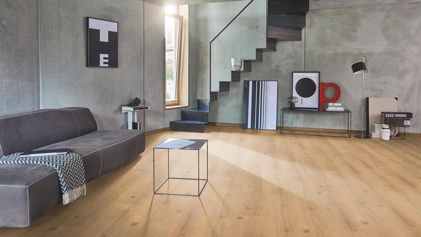 Milieubild Wohnzimmer im modernen Loft-Stil - Parador Klebe-Vinyl Basic 2.0 Eiche Infinity natur Milieubild Wohnzimmer im modernen Loft-Stil - Parador 1730799