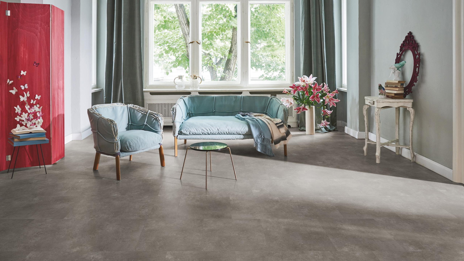 Milieubild Wohnzimmer in Stadtwohnung - Parador Klebe-Vinyl Trendtime 5 Dryback Stein Trafalgar dunkelgrau Milieubild Wohnzimmer in Stadtwohnung - Parador 1750860