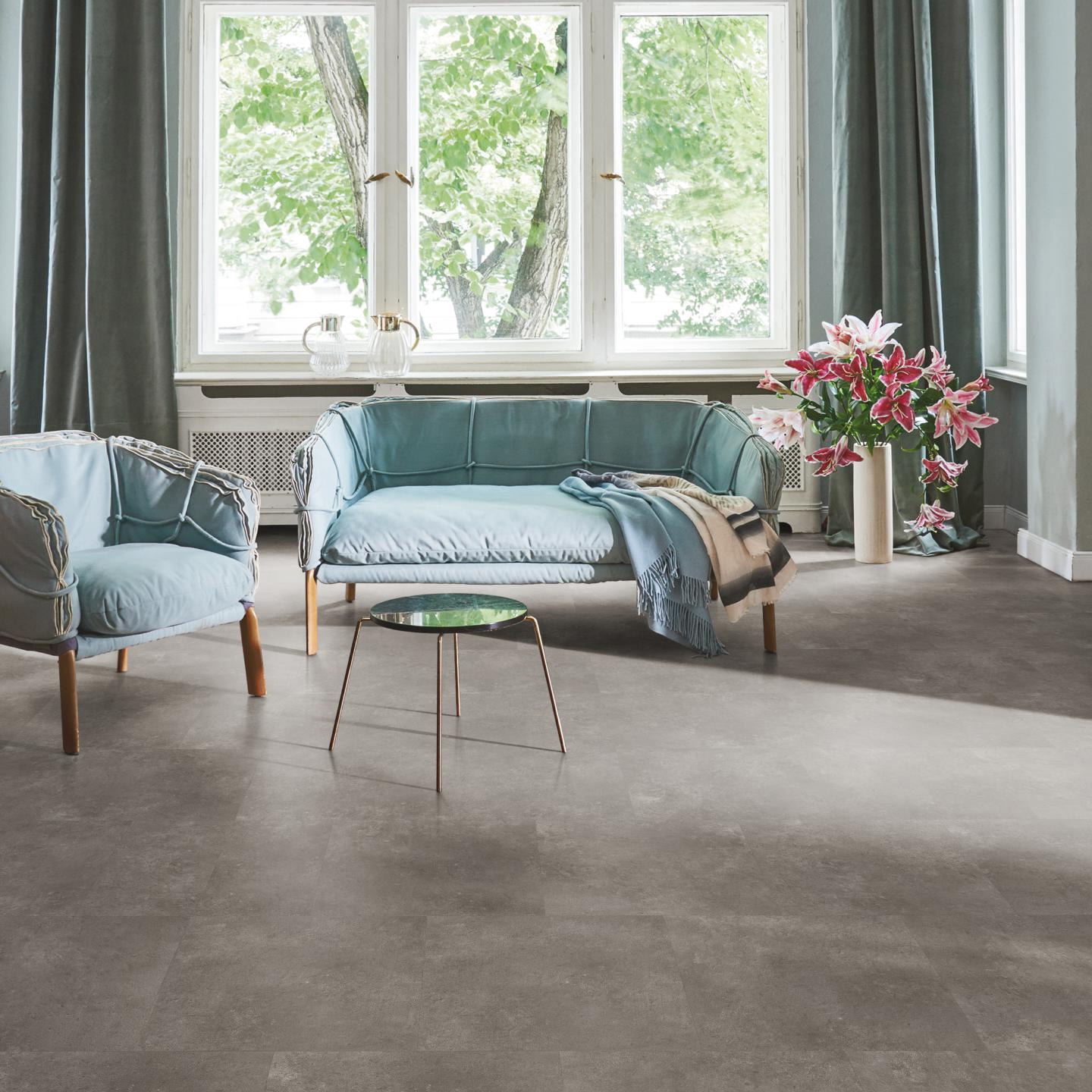 Milieubild Wohnzimmer in Stadtwohnung - Parador Klebe-Vinyl Trendtime 5 Dryback Stein Trafalgar dunkelgrau Milieubild Wohnzimmer in Stadtwohnung - Parador 1750860