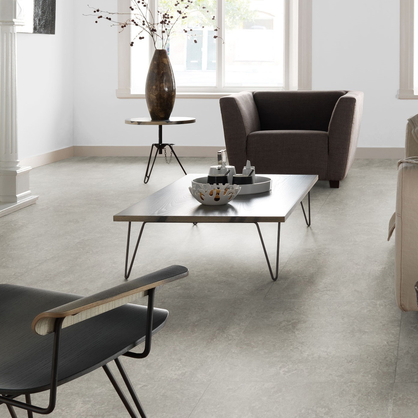 Milieubild Altbau-Wohnzimmer mit Kamin - Forbo Flooring Klebe-Bioboden Modular Marble Serene Grey Milieubild Altbau-Wohnzimmer mit Kamin - Forbo Flooring 156519