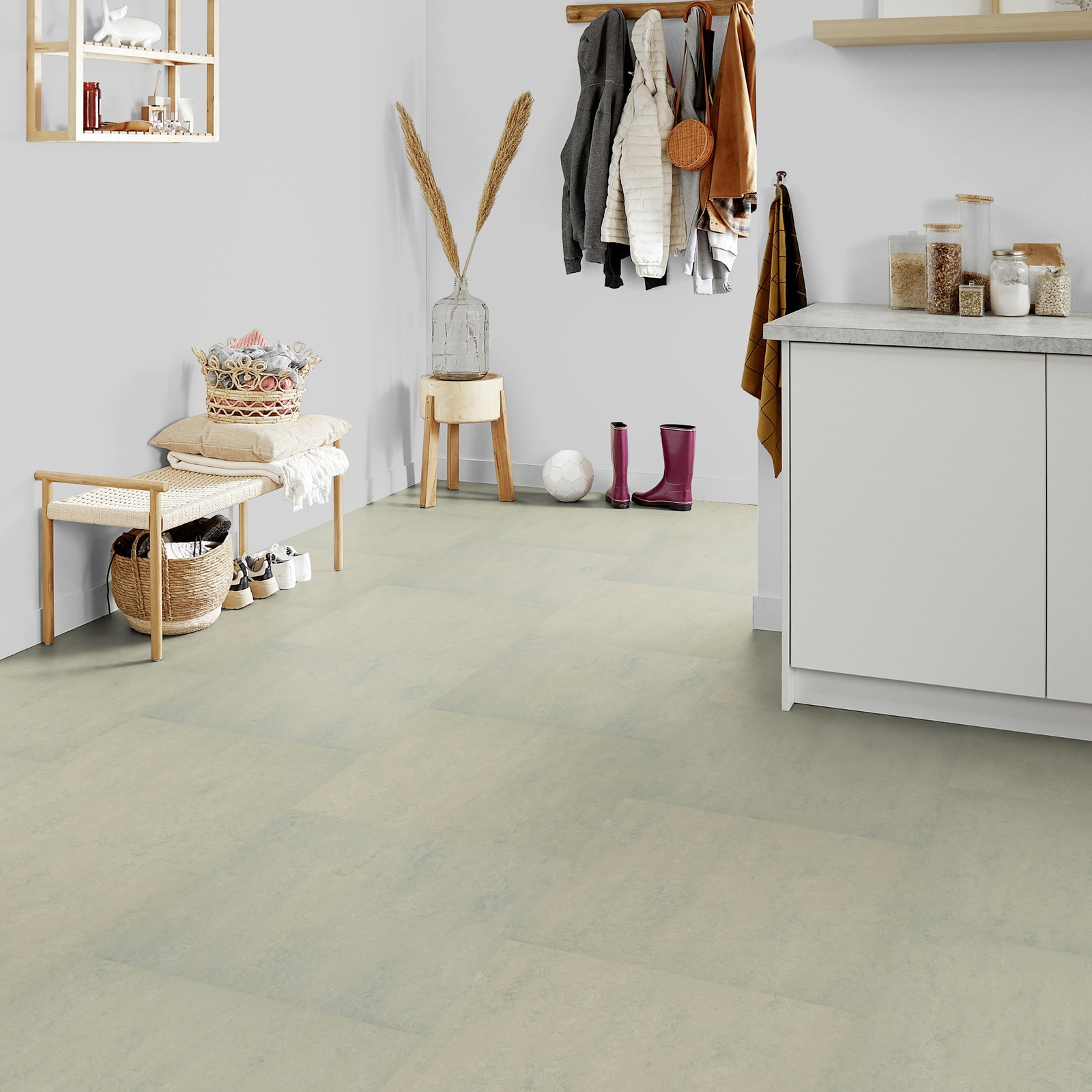 Milieubild Kompakte Küchenzeile im offenen Wohnbereich - Forbo Flooring Marmoleum Modular Neutral Silver Shadow Milieubild Kompakte Küchenzeile im offenen Wohnbereich - Forbo Flooring 255290