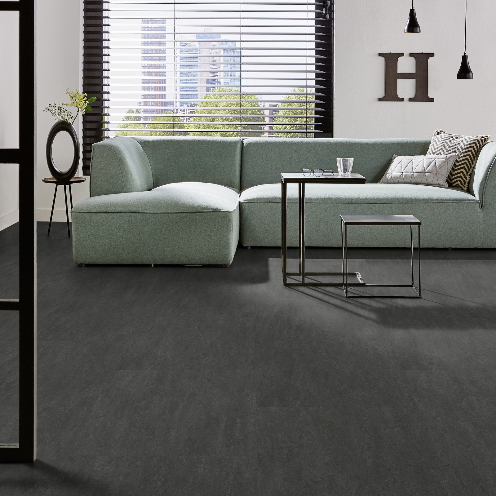 Milieubild Modernes Wohnzimmer mit mintgrünem Sofa - Forbo Flooring 255342