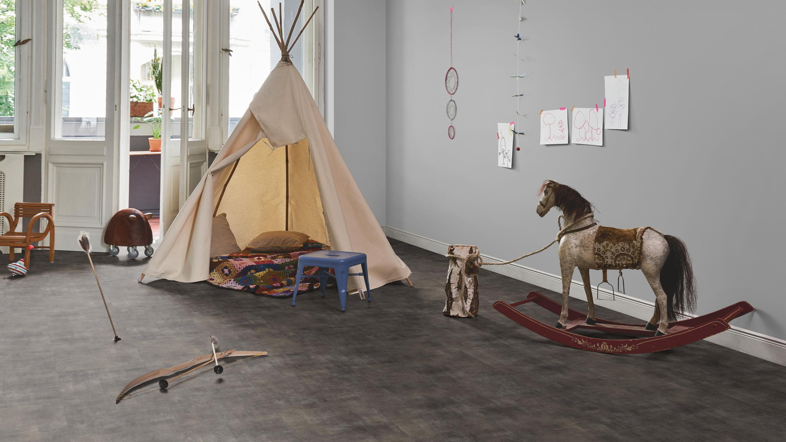 Milieubild Kinderzimmer in Stadtwohnung - Parador Klebe-Vinyl Trendtime 5 Dryback Mineral black Milieubild Kinderzimmer in Stadtwohnung - Parador 1750854