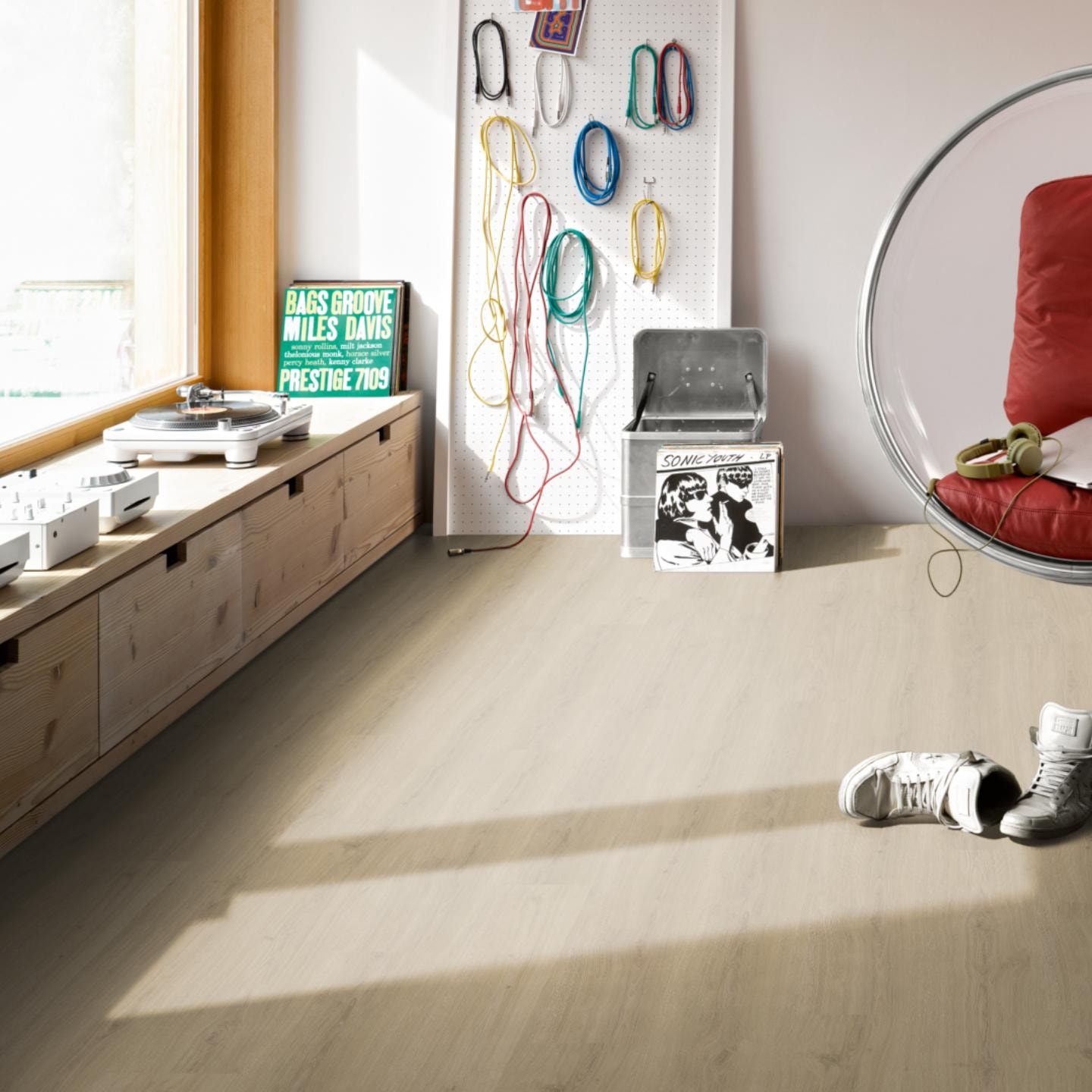 Milieubild Musikzimmer mit Plattenspieler - Parador Klebe-Vinyl Basic 2.0 Eiche Regent beige Milieubild Musikzimmer mit Plattenspieler - Parador 1748822