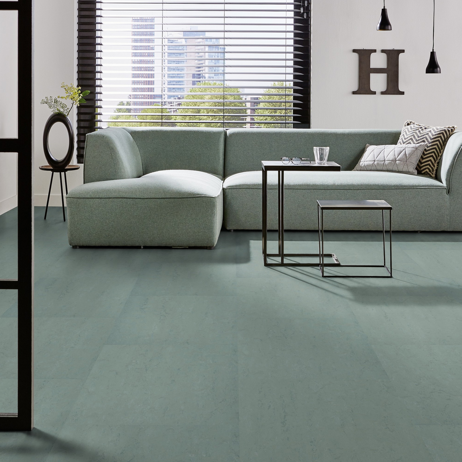 Milieubild Modernes Wohnzimmer mit mintgrünem Sofa - Forbo Flooring 255337
