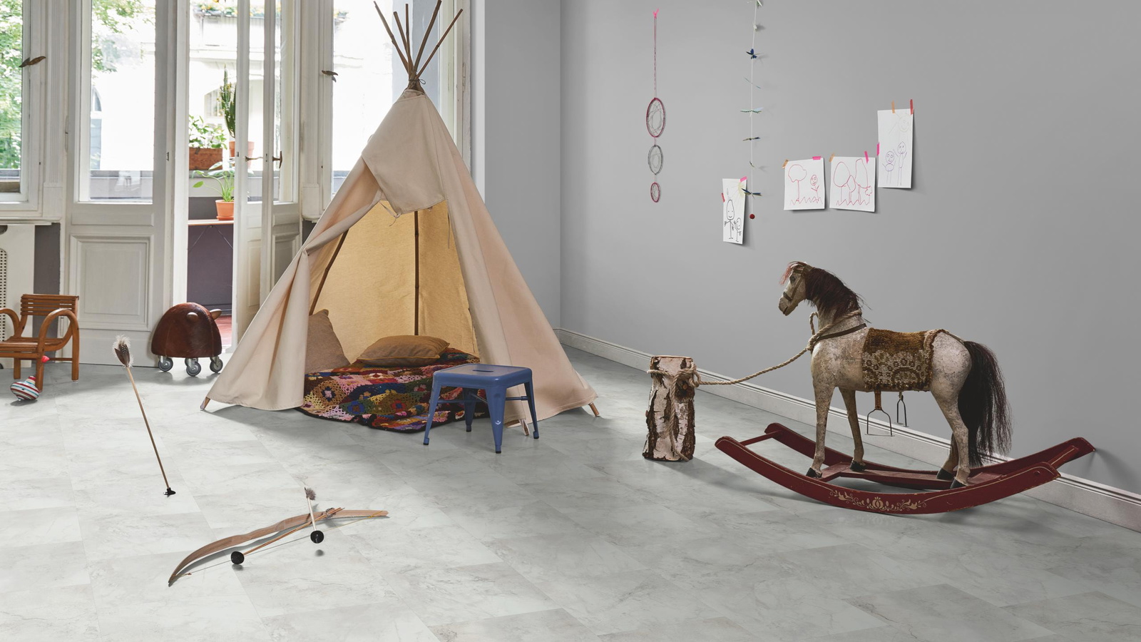 Milieubild Kinderzimmer in Stadtwohnung - Parador Klebe-Vinyl Trendtime 5 Dryback Marmor Abbey weiß Milieubild Kinderzimmer in Stadtwohnung - Parador 1750862