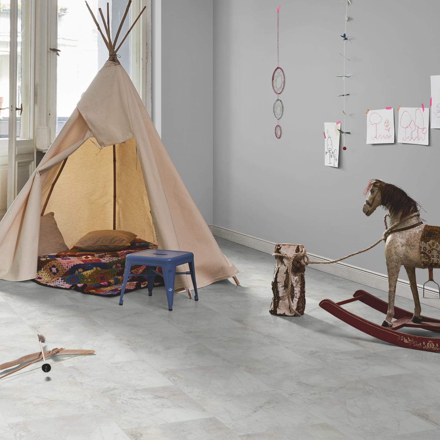 Milieubild Kinderzimmer in Stadtwohnung - Parador Klebe-Vinyl Trendtime 5 Dryback Marmor Abbey weiß Milieubild Kinderzimmer in Stadtwohnung - Parador 1750862