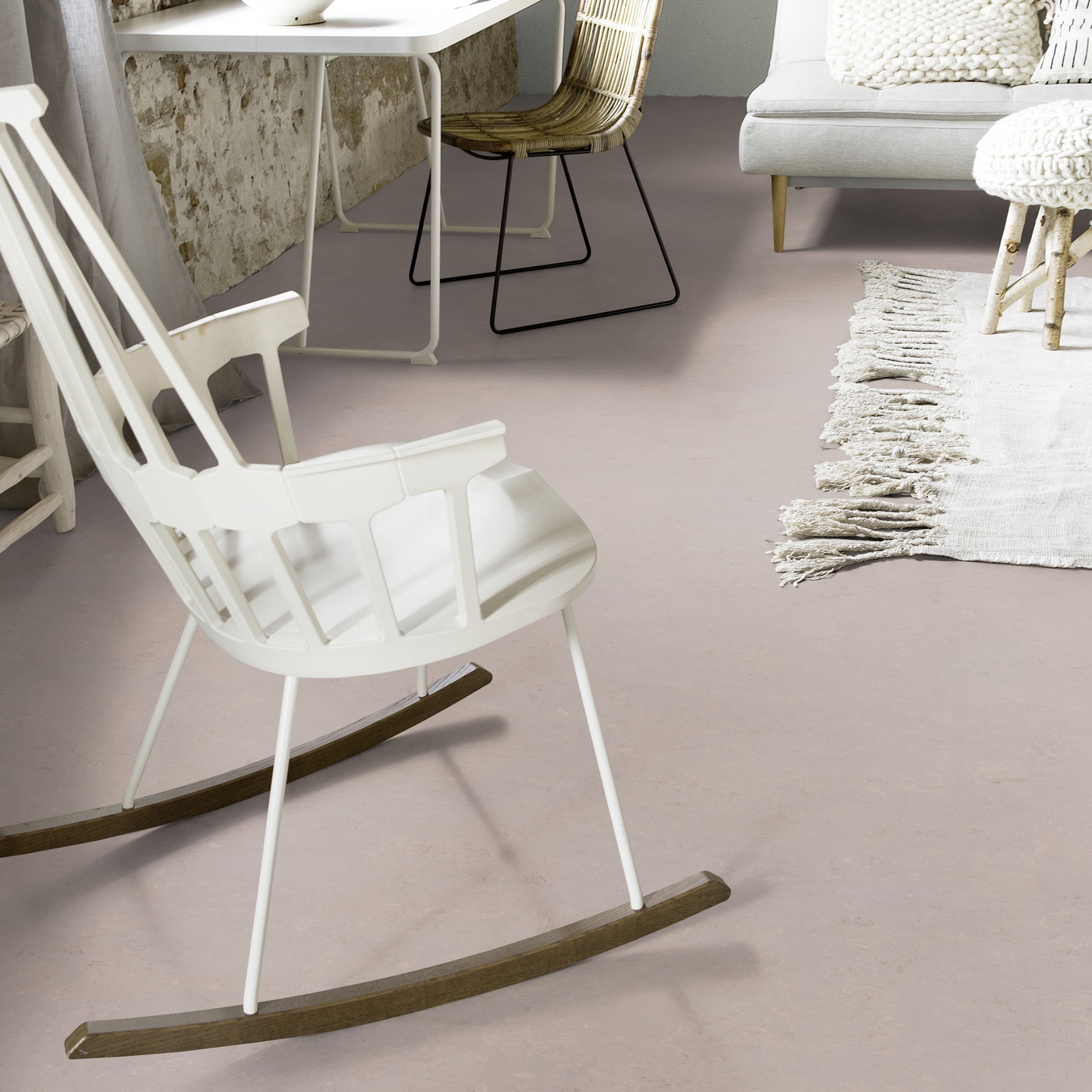 Milieubild Wohnzimmer mit Schaukelstuhl im skandinavischen Stil - Forbo Flooring Klebe-Bioboden Modular Shade Neptune Milieubild Wohnzimmer mit Schaukelstuhl im skandinavischen Stil - Forbo Flooring 156299