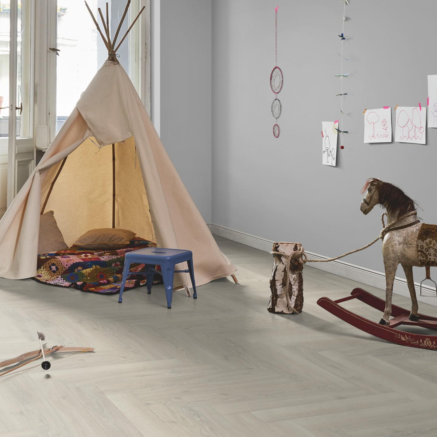 Milieubild Kinderzimmer in Stadtwohnung - Parador Laminat Trendtime 3 Eiche Skyline weiß Milieubild Kinderzimmer in Stadtwohnung - Parador 1747862