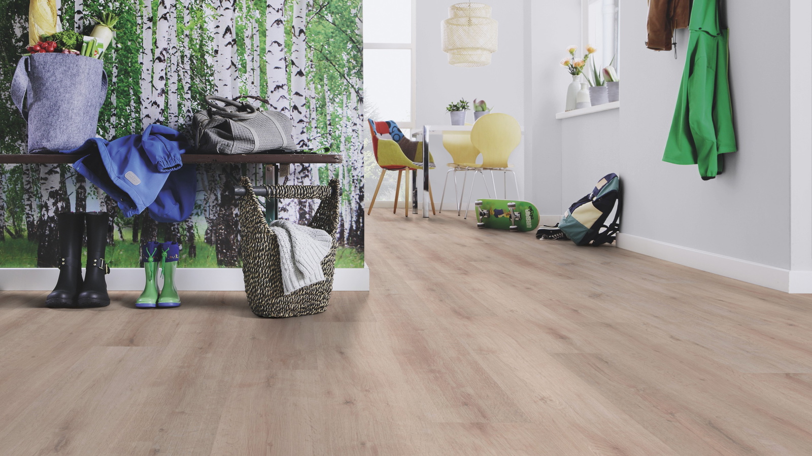 Milieubild Esszimmer mit Flur und Sitzbank - wineo HDF Klick-Bioboden PURLINE wineo 1000 wood XL Rustic Oak Taupe Milieubild Esszimmer mit Flur und Sitzbank - wineo MLP313R