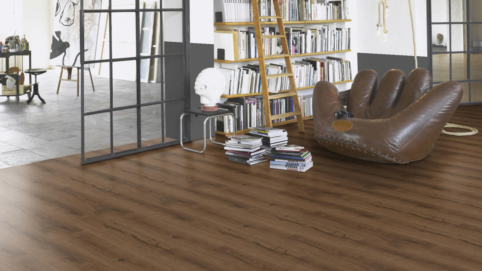 Milieubild Modernes Wohnzimmer mit Atelier - Parador Klebe-Vinyl Basic 2.0 Eiche Cambridge geräuchert Milieubild Modernes Wohnzimmer mit Atelier - Parador 1748821