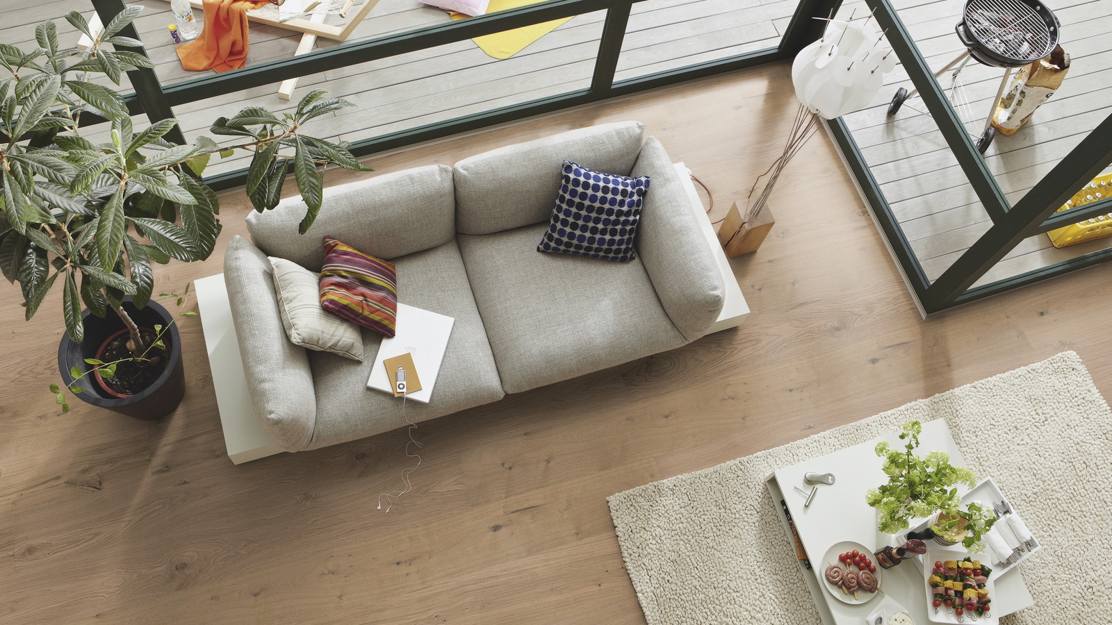 Milieubild Wohnzimmer im Wintergarten - Blick von oben - MEISTER Furnierboden HD 100 Natureflex Eiche auth greige pure Milieubild Wohnzimmer im Wintergarten - Blick von oben - MEISTER 500139-2200210-20018