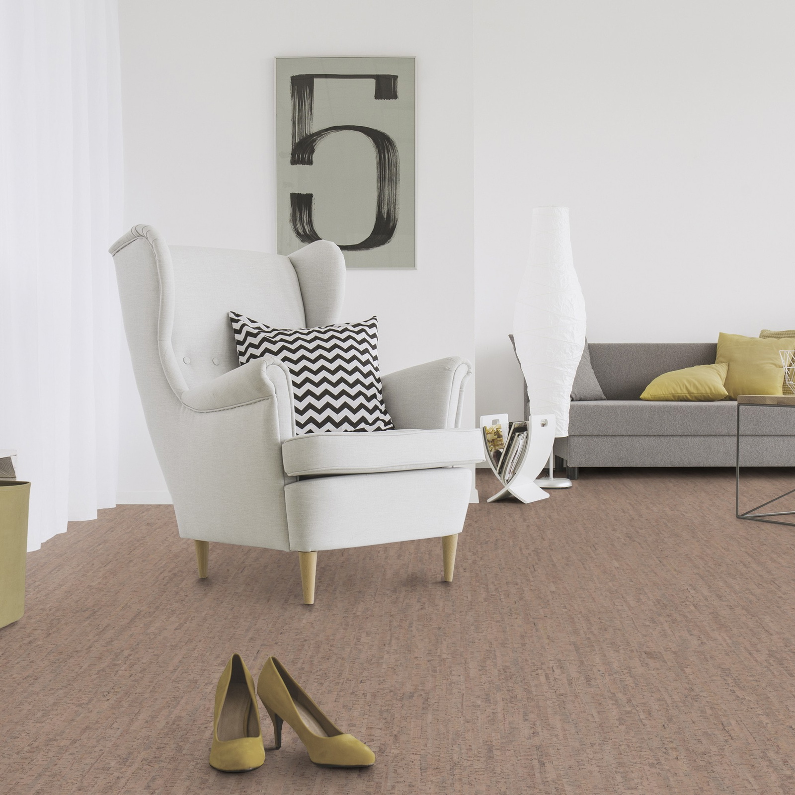 Milieubild Wohnzimmer mit Sessel und Sofa - Wicanders HDF Klick-Korkboden cork Go Gloomy Milieubild Wohnzimmer mit Sessel und Sofa - Wicanders 80001285