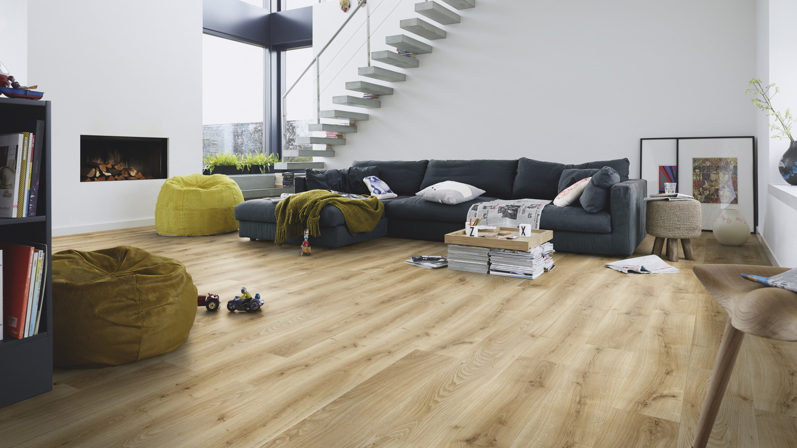 Milieubild Modernes Wohnzimmer mit Kamin - MEISTER Laminat LD 55 Eiche East Coast Milieubild Modernes Wohnzimmer mit Kamin - MEISTER 600015-1288198-06682
