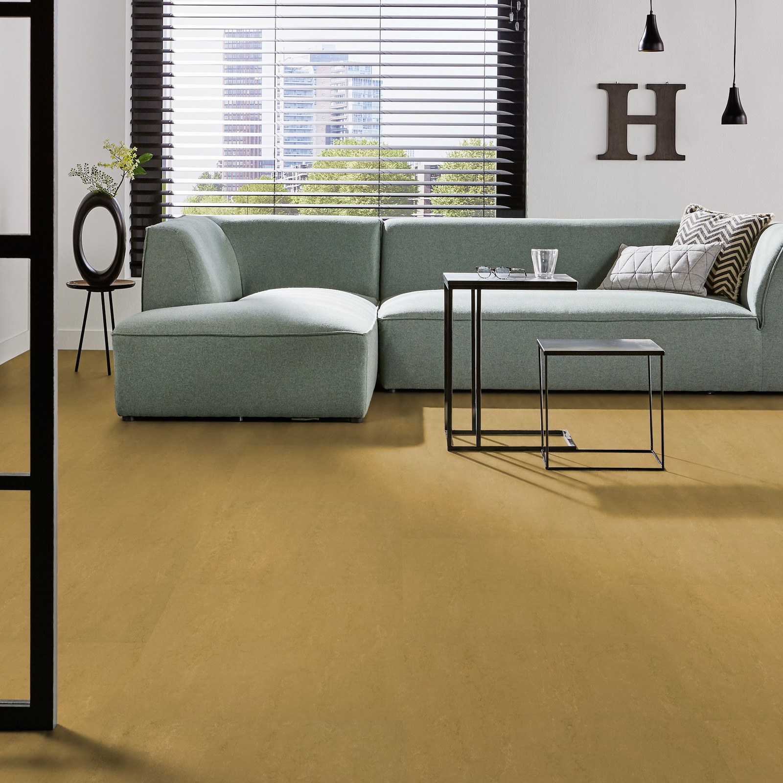 Milieubild Modernes Wohnzimmer mit mintgrünem Sofa - Forbo Flooring Marmoleum Modular Accent Linseed Milieubild Modernes Wohnzimmer mit mintgrünem Sofa - Forbo Flooring 255322