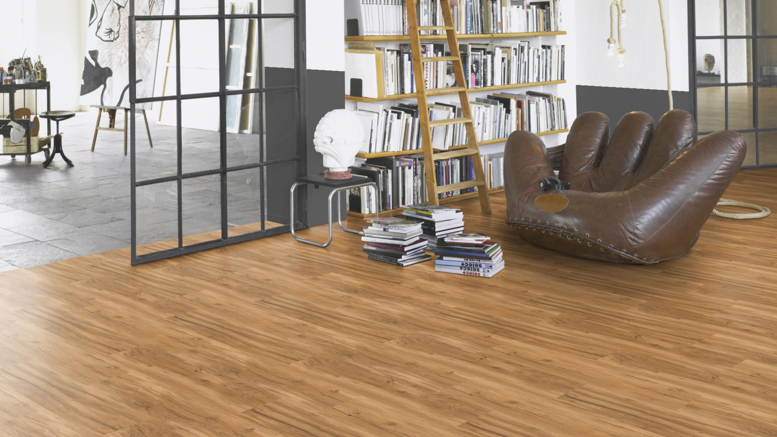 Milieubild Modernes Wohnzimmer mit Atelier - Parador Klebe-Vinyl Classic 2025 Eiche Memory natur Milieubild Modernes Wohnzimmer mit Atelier - Parador 1748871