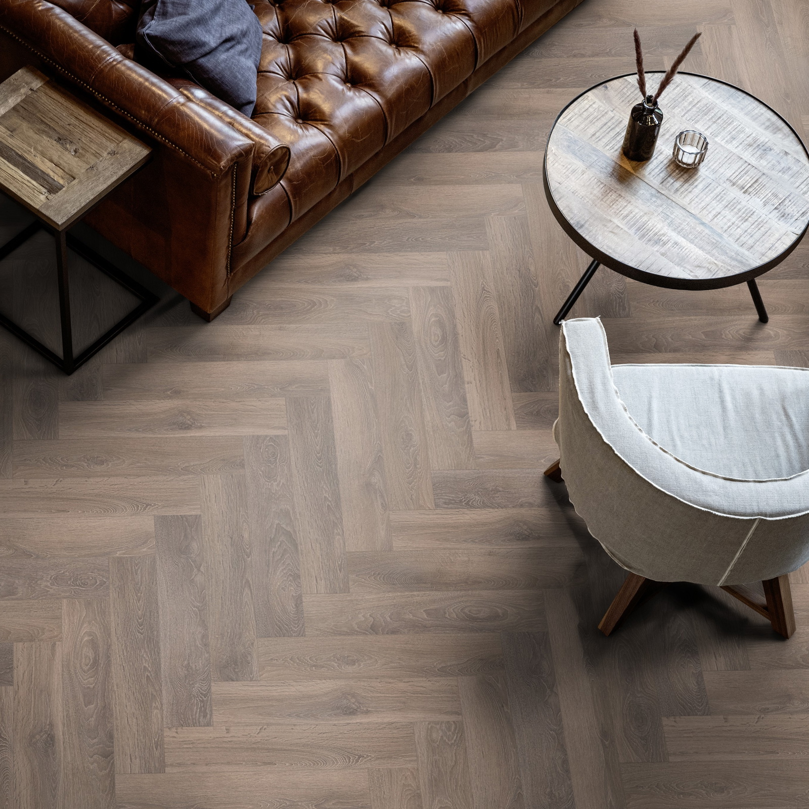 Milieubild Wohnzimmer mit Ledersofa - Blick von oben - ter Hürne Laminat Herringbone Edition Eiche Suite Milieubild Wohnzimmer mit Ledersofa - Blick von oben - ter Hürne 1101021851