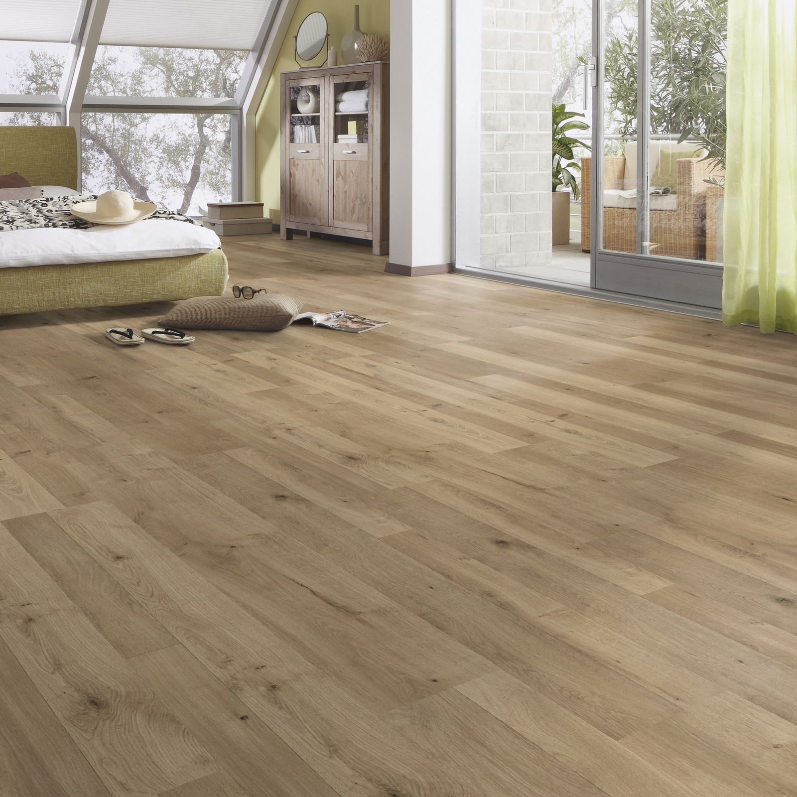 Milieubild Schlafzimmer im modernen Dachgeschoss - MEISTER Laminat LC 55 Natural Oak Milieubild Schlafzimmer im modernen Dachgeschoss - MEISTER 600012-1288198-06675