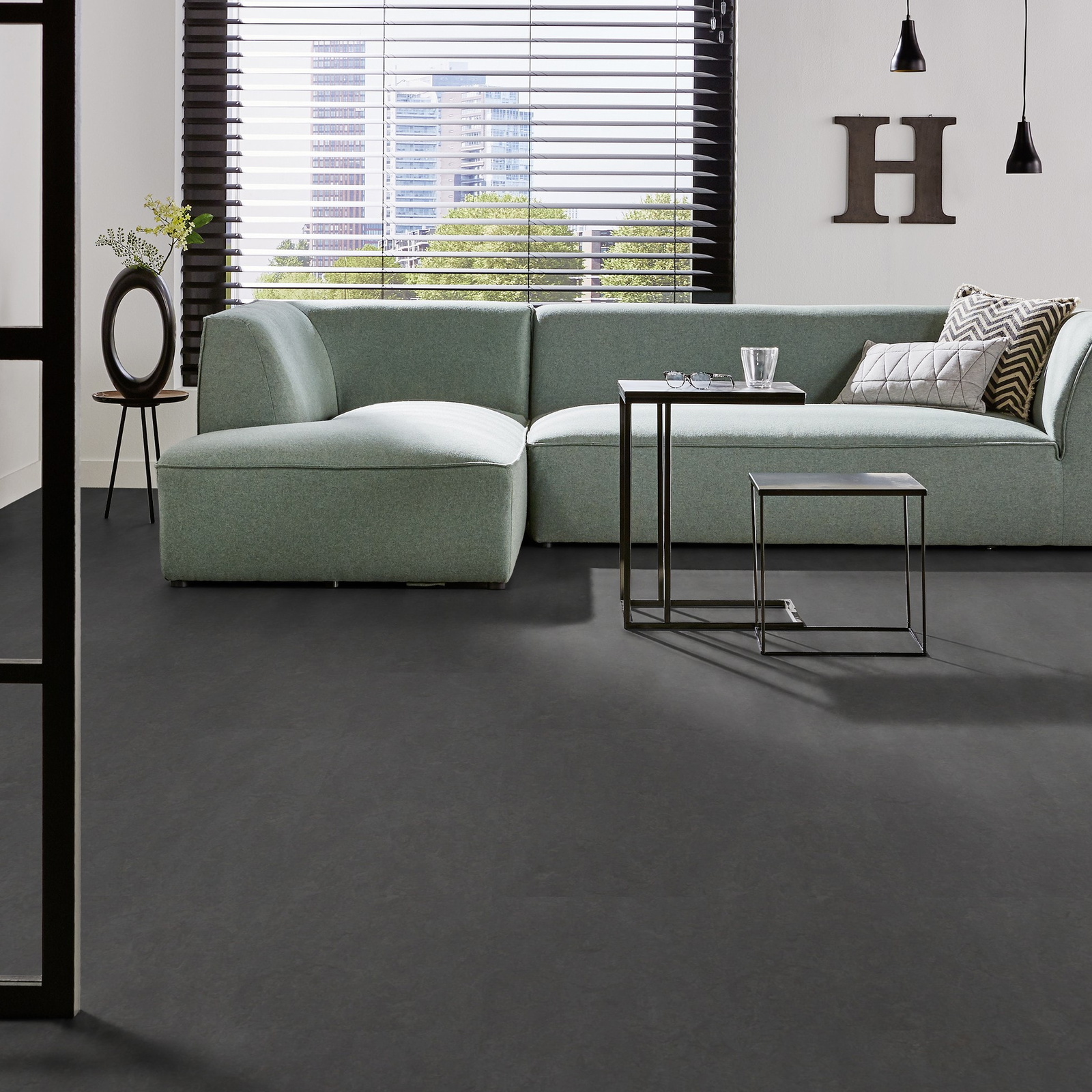 Milieubild Modernes Wohnzimmer mit mintgrünem Sofa - Forbo Flooring Marmoleum Click Volcanic Ash Milieubild Modernes Wohnzimmer mit mintgrünem Sofa - Forbo Flooring 176496