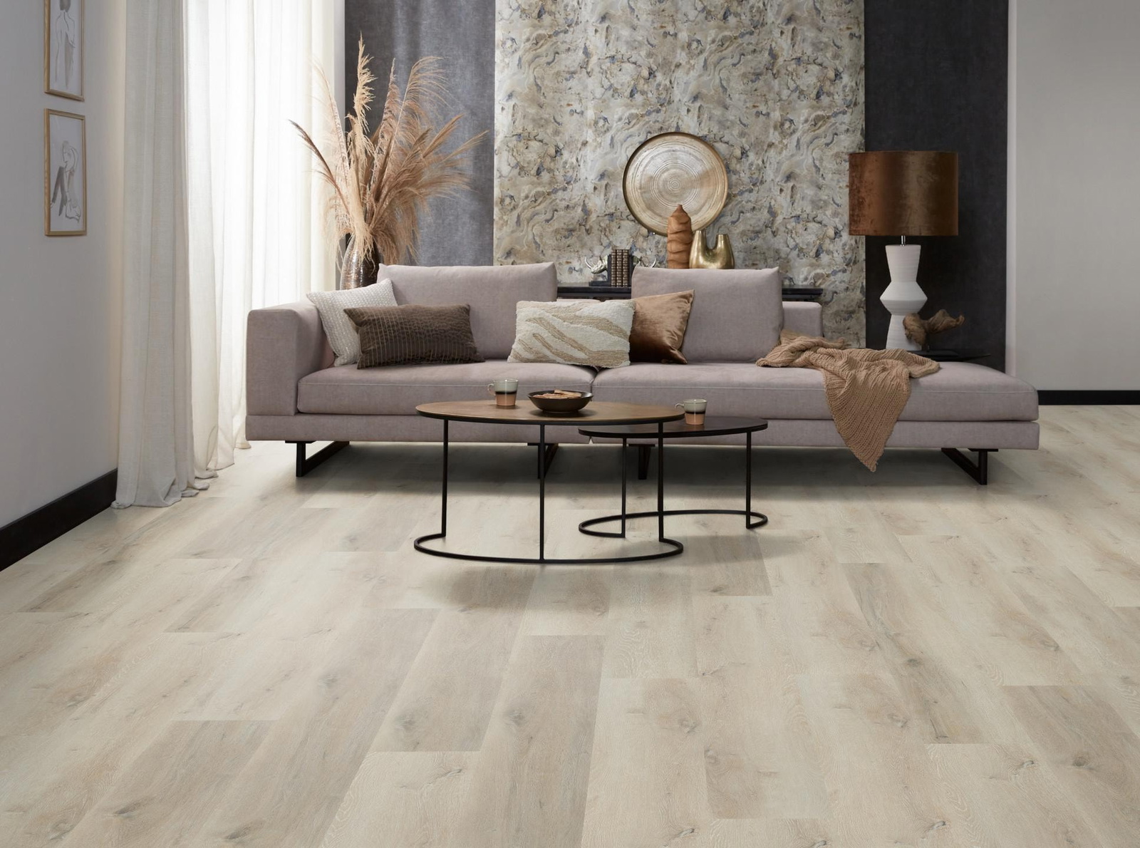 Milieubild Modernes, freundliches Wohnzimmer mit Sofa und Wandtapete - nexflor NXF-20030-001
