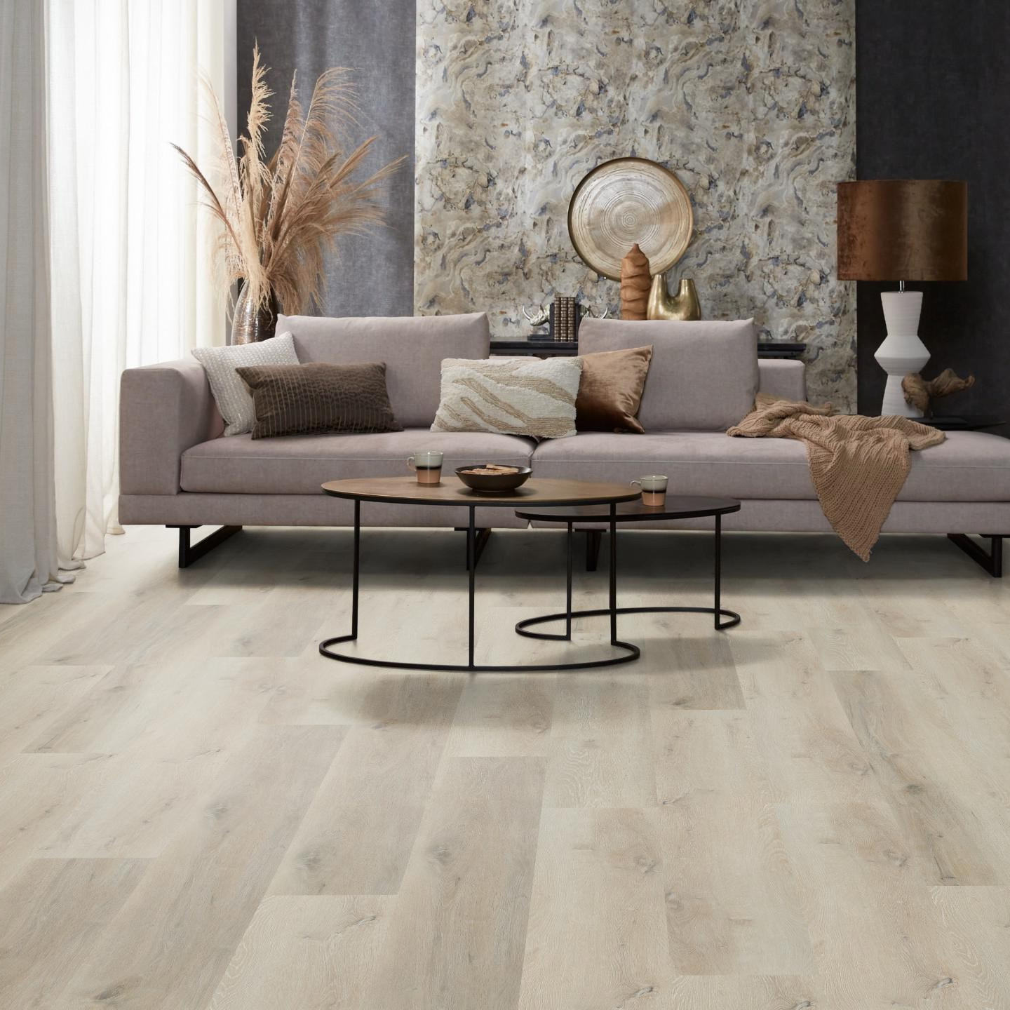 Milieubild Modernes, freundliches Wohnzimmer mit Sofa und Wandtapete - nexflor NXF-20030-001