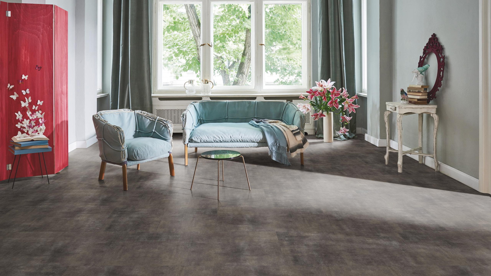 Milieubild Wohnzimmer in Stadtwohnung - Parador Klebe-Vinyl Trendtime 5 Dryback Mineral black Milieubild Wohnzimmer in Stadtwohnung - Parador 1750854
