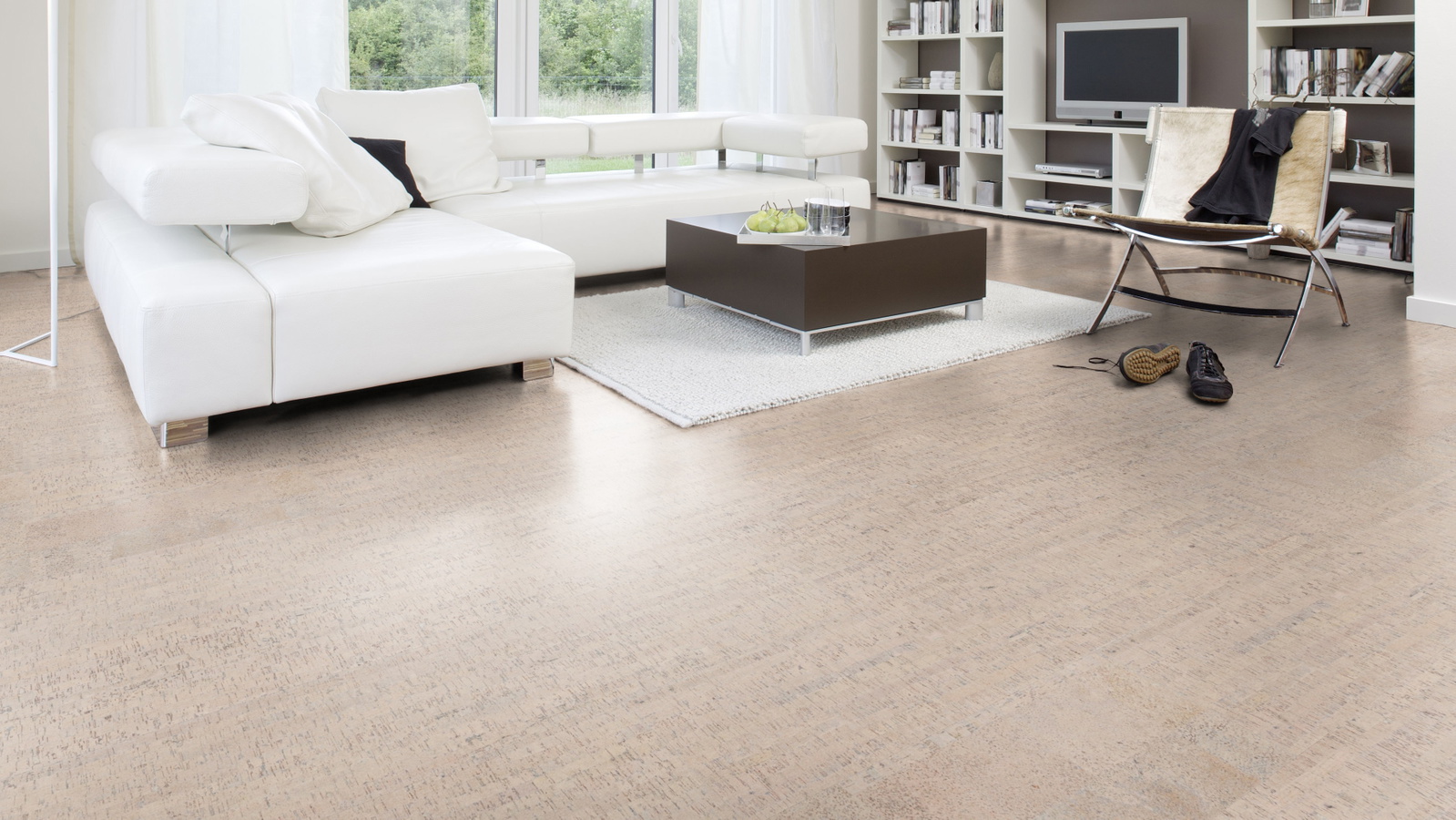Milieubild Modernes Wohnzimmer mit Wohnlandschaft - Wicanders HDF Klick-Korkboden cork Essence Fashionable Antique White Milieubild Modernes Wohnzimmer mit Wohnlandschaft - Wicanders 80001288