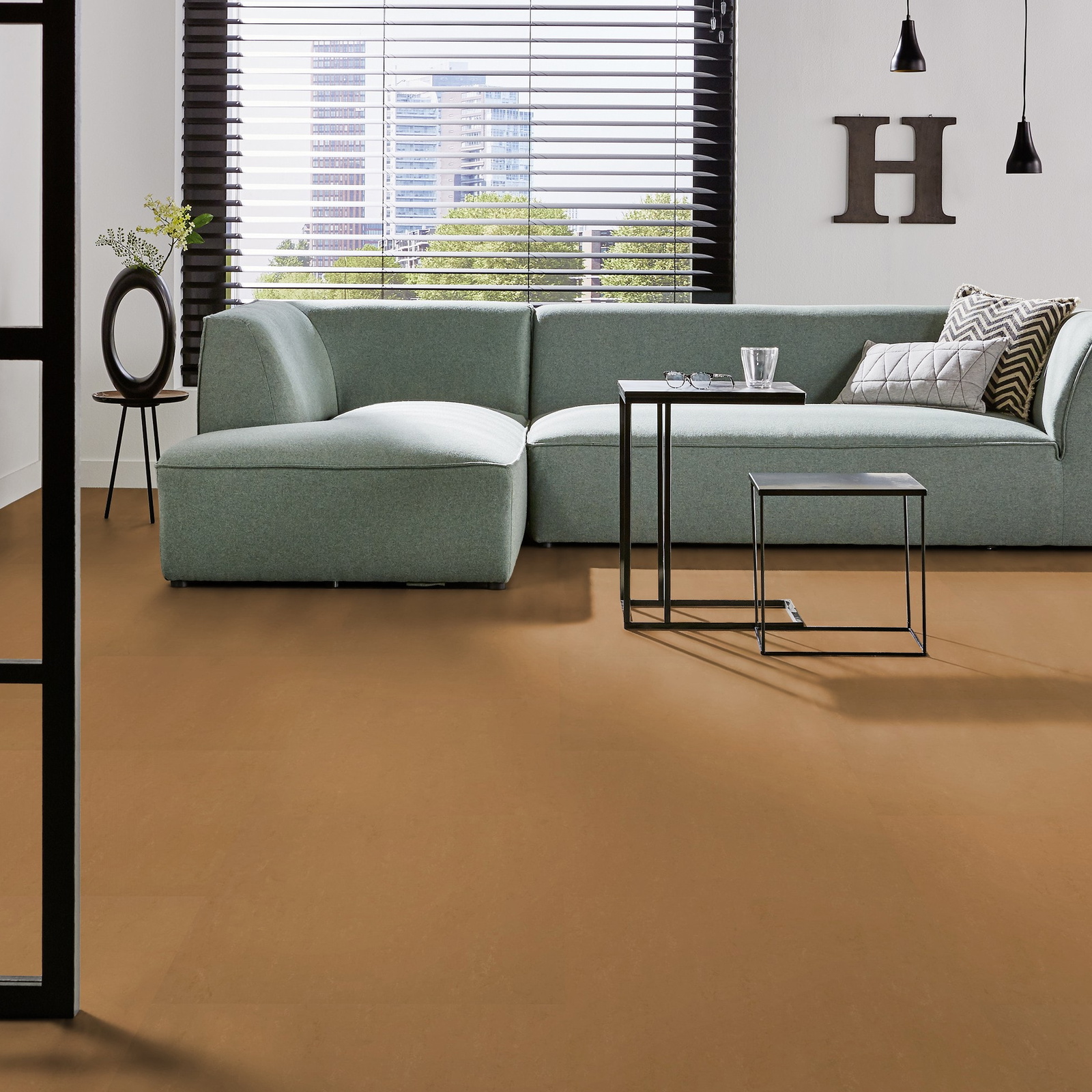 Milieubild Modernes Wohnzimmer mit mintgrünem Sofa - Forbo Flooring Marmoleum Modular Accent Tiger's Eye Milieubild Modernes Wohnzimmer mit mintgrünem Sofa - Forbo Flooring 255331