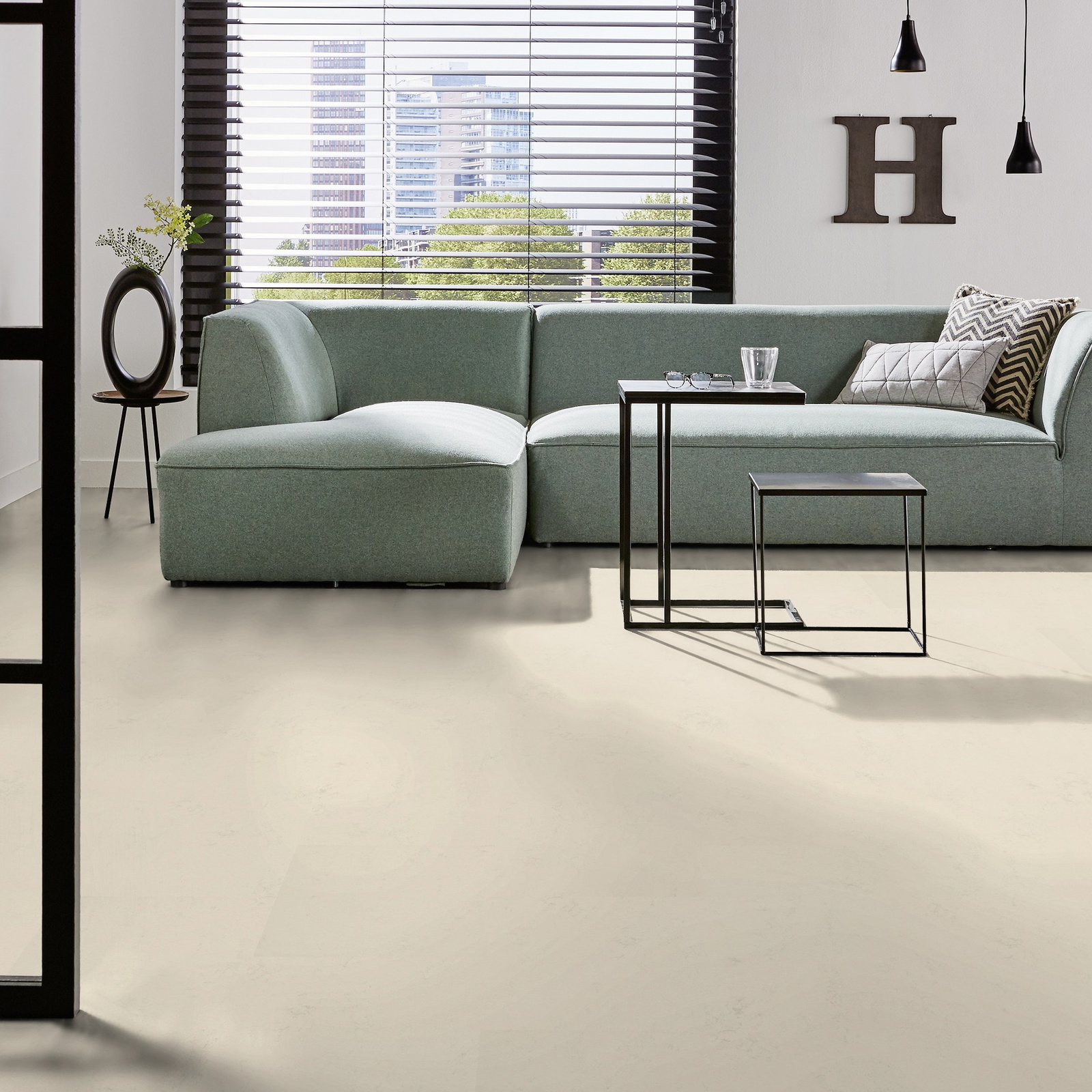 Milieubild Modernes Wohnzimmer mit mintgrünem Sofa - Forbo Flooring Marmoleum Click Moon Milieubild Modernes Wohnzimmer mit mintgrünem Sofa - Forbo Flooring 176470